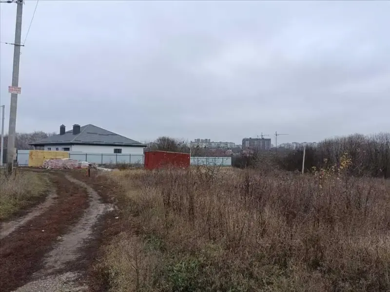 У продажу земельна ділянка в Яру* Загальна площа 10 соток* Цільове призначення - для будівництва та обслуговування житлового будинку* Поряд застроєні будинки* Всі коммунікації по вулиці* Документи готові до продажуТелефонуйте, відповім на додаткові питання та організую показ!