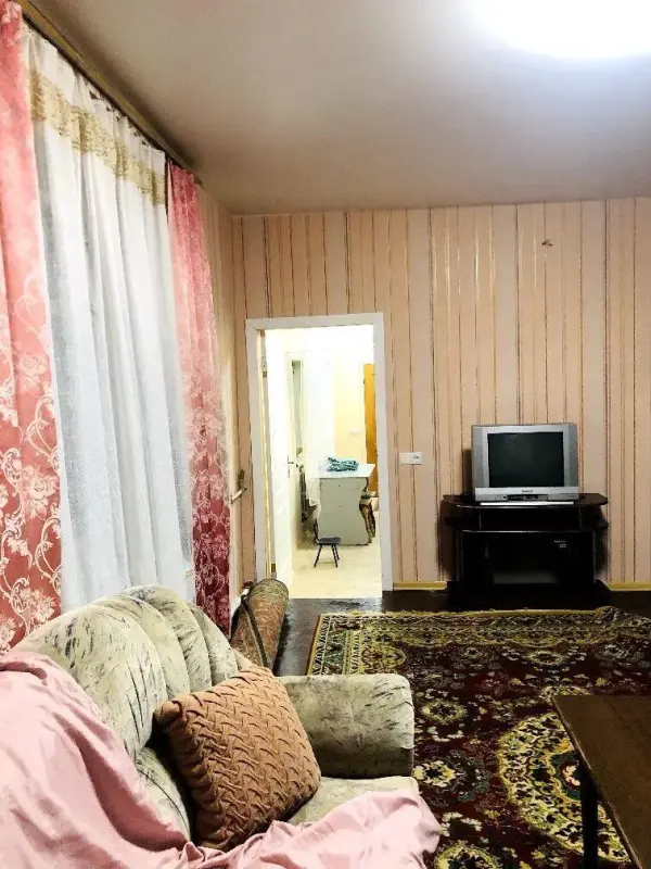 Продається частина житлового будинку в центрі Полтави, площею 50 кв.м.Ділянка рівна, всі комунікації підключені.Переваги:До зупинки кільцевого транспорту — 2 хвилини.До центру міста — всього 10 хвилин.Розвинена інфраструктура: поруч дитячі садки, школи, лікарня, амбулаторія.У кроковій доступності торговий центр, магазини, супермаркети.Є гараж.Додаткові місця для паркування.Господарська будівля.Будинок у житловому стані, але потребує ремонту.Можливий викуп другої частини!Телефонуйте, щоб дізнатися більше