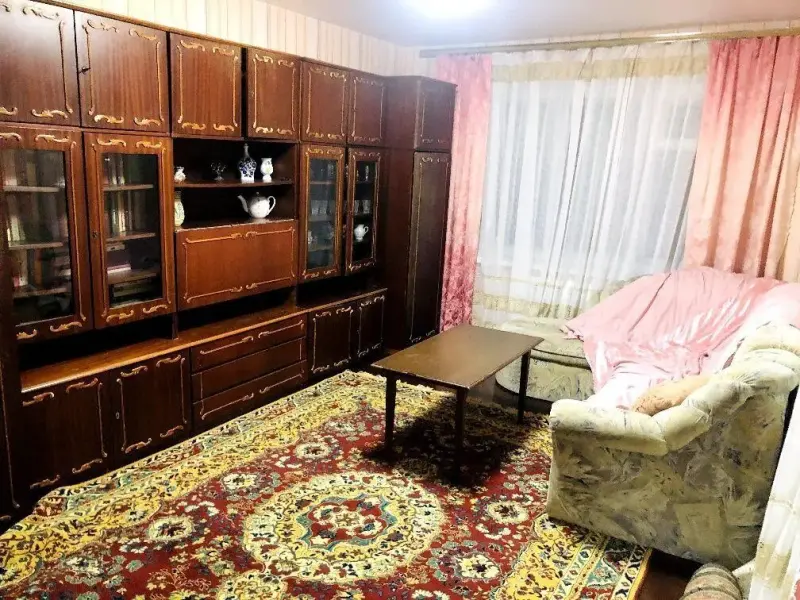Продається частина житлового будинку в центрі Полтави, площею 50 кв.м.Ділянка рівна, всі комунікації підключені.Переваги:До зупинки кільцевого транспорту — 2 хвилини.До центру міста — всього 10 хвилин.Розвинена інфраструктура: поруч дитячі садки, школи, лікарня, амбулаторія.У кроковій доступності торговий центр, магазини, супермаркети.Є гараж.Додаткові місця для паркування.Господарська будівля.Будинок у житловому стані, але потребує ремонту.Можливий викуп другої частини!Телефонуйте, щоб дізнатися більше
