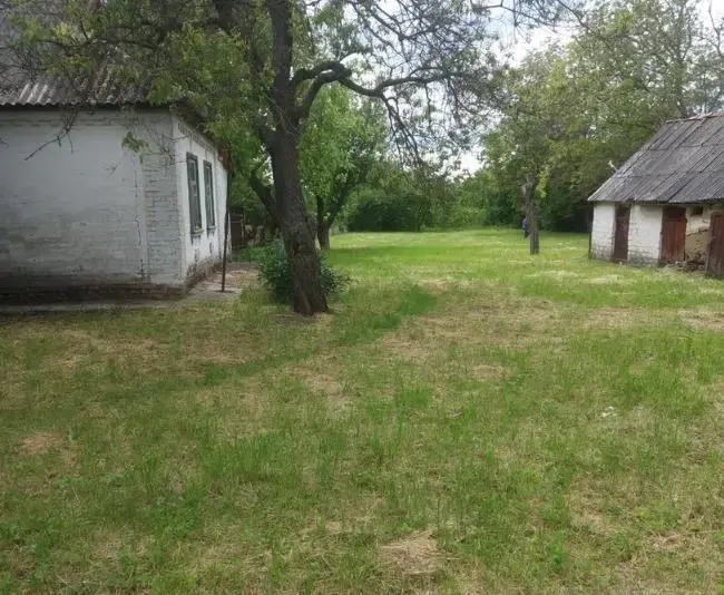 Продається ділянка в Мильцях 17 соток приватизованої землі. Половина будиночка 30кв. без зручностей та без комунікацій.Поряд, центральною &nbsp;вулицею в 30-40м. Є можливість підведення води, газу, та електрики.