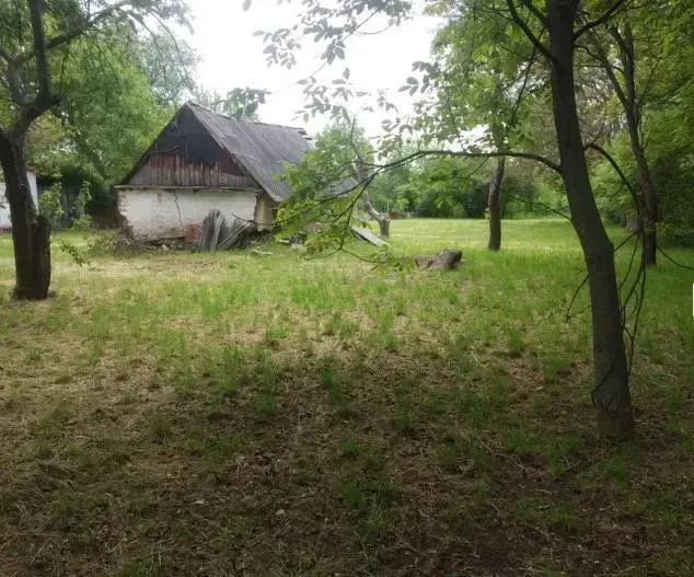 Продається ділянка в Мильцях 17 соток приватизованої землі. Половина будиночка 30кв. без зручностей та без комунікацій.Поряд, центральною &nbsp;вулицею в 30-40м. Є можливість підведення води, газу, та електрики.