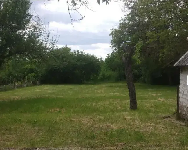 Продається ділянка в Мильцях 17 соток приватизованої землі. Половина будиночка 30кв. без зручностей та без комунікацій.Поряд, центральною &nbsp;вулицею в 30-40м. Є можливість підведення води, газу, та електрики.