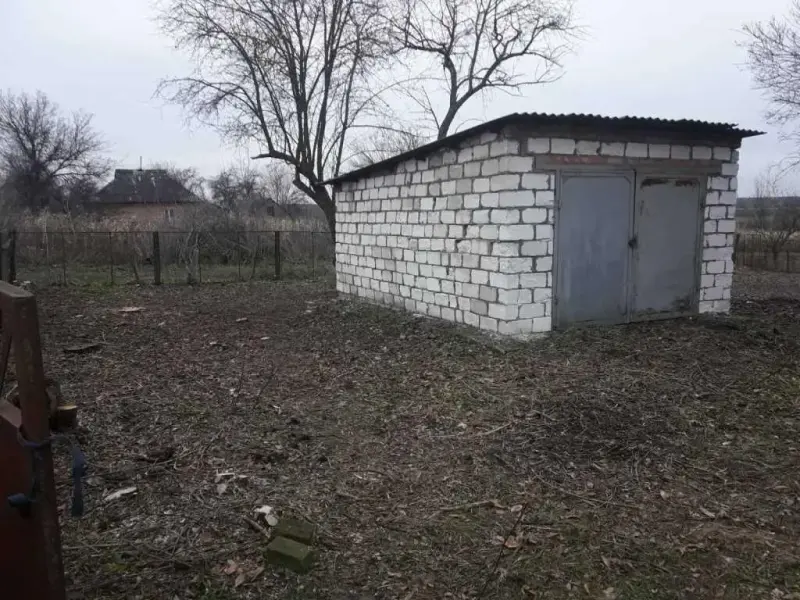 У продажу дача в Тернах*Загальна площа 42м2*2кімнати, кухня та передпокій*Стіни з цегли, 2001рік забудови*На ділянці є власний гаражЗемельна ділянка 38сотих з невеликим садомЗа більш детальною інформацією звертайтеся за телефоном