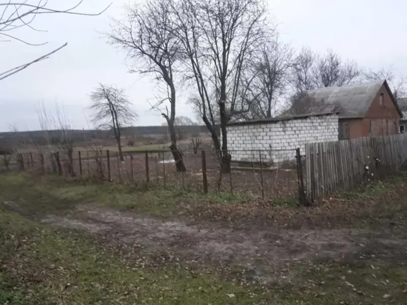 У продажу дача в Тернах*Загальна площа 42м2*2кімнати, кухня та передпокій*Стіни з цегли, 2001рік забудови*На ділянці є власний гаражЗемельна ділянка 38сотих з невеликим садомЗа більш детальною інформацією звертайтеся за телефоном