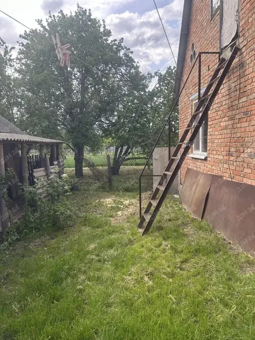 Продам будинок в с.Мильцях, 71 кв.м. Площа земельной ділянки - 15 соток. В будинку є централізоване водопостачання,газ, інтернет, зливна яма.Також є сарай та погріб. Гарне і мальовниче місце.