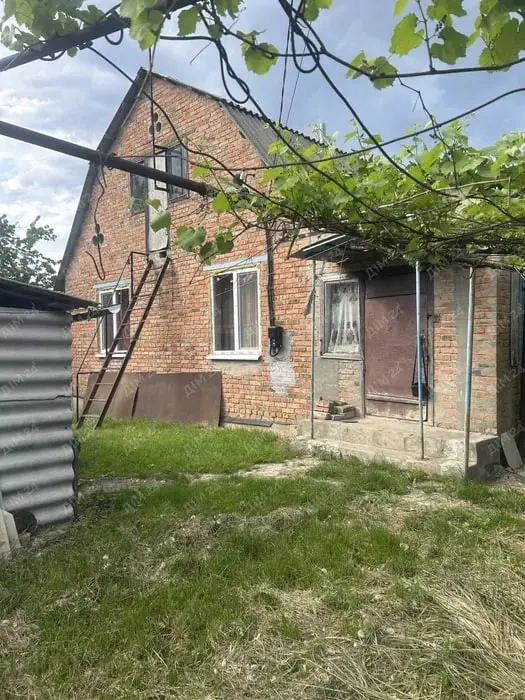 Продам будинок в с.Мильцях, 71 кв.м. Площа земельной ділянки - 15 соток. В будинку є централізоване водопостачання,газ, інтернет, зливна яма.Також є сарай та погріб. Гарне і мальовниче місце.