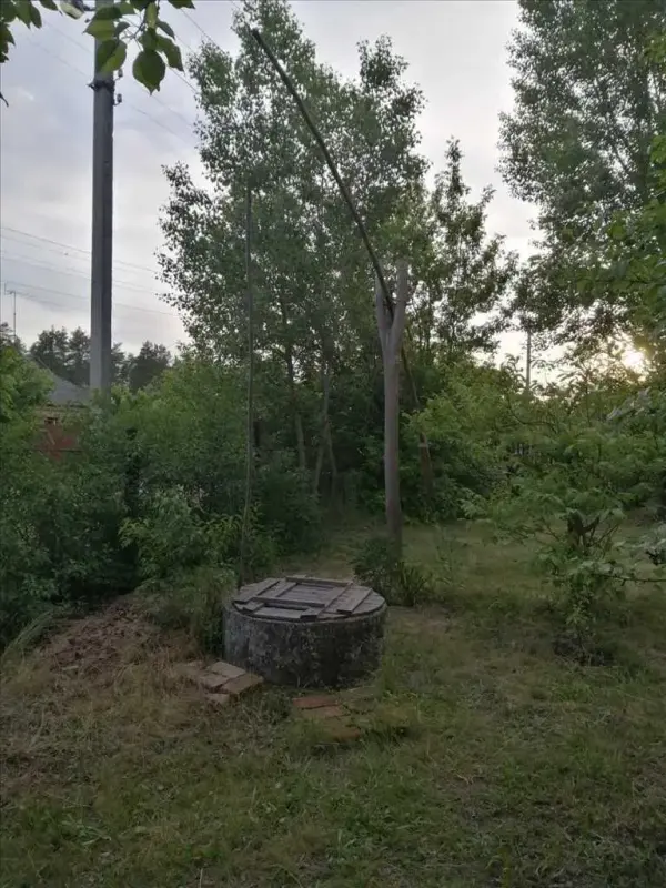 Представляємо дві земельні ділянки в Новосанжарському районі.Селище Пристанційне.* Загальна площа діляноки 14 соток;* ділянки без схилів і каскадів, правильної прямокутної форми;* призначення під забудову;* вода колодязь у дворі;* газ і електрика по вулиці поруч з ділянкою;* на ділянці є дерев`яний будиночок для відпочинку, приміщення для інвентаря, погріб. &nbsp;&nbsp;Ділянки в обжитому селі з гарним залізничним та автомобільним сполученням. &nbsp;&nbsp;Є магазини, школа, садочок. Екологічно чисте місце, поруч сосновий ліс, річка.