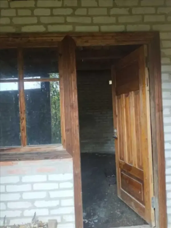 Продаж дачі в чудовому затишному місці* Цегляний будинок, загальною площею- 80 кв м, земельна ділянка 3,5 сотих* На першому поверсі- дві просторих кімнати, на другому- одна кімната з виходом на балкон* Будинок без внутрішніх робіт, ремонт зможете зробити на свій смак* Поряд два ставки, де у вільний час можна порибалити, &nbsp;до річки &nbsp;15 хвилин пішки Є бажання придбати дачу-телефонуйте!