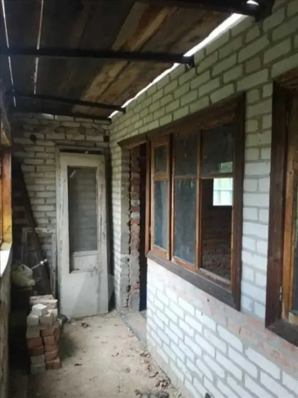 Продаж дачі в чудовому затишному місці* Цегляний будинок, загальною площею- 80 кв м, земельна ділянка 3,5 сотих* На першому поверсі- дві просторих кімнати, на другому- одна кімната з виходом на балкон* Будинок без внутрішніх робіт, ремонт зможете зробити на свій смак* Поряд два ставки, де у вільний час можна порибалити, &nbsp;до річки &nbsp;15 хвилин пішки Є бажання придбати дачу-телефонуйте!