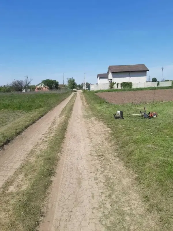 В продажу ділянка:* Площа - 10 соток.* Цільове призначення - для будівництва і обслуговування житлового будинку, господарських будівель і споруд.* Рівна, правильної прямокутної форми.* До зупинки ГРЛ - орієнтовно 200 м.* Вулиця поступово забудовується житловими будинками.Телефонуйте і дізнавайтеся більш детальну інформацію!