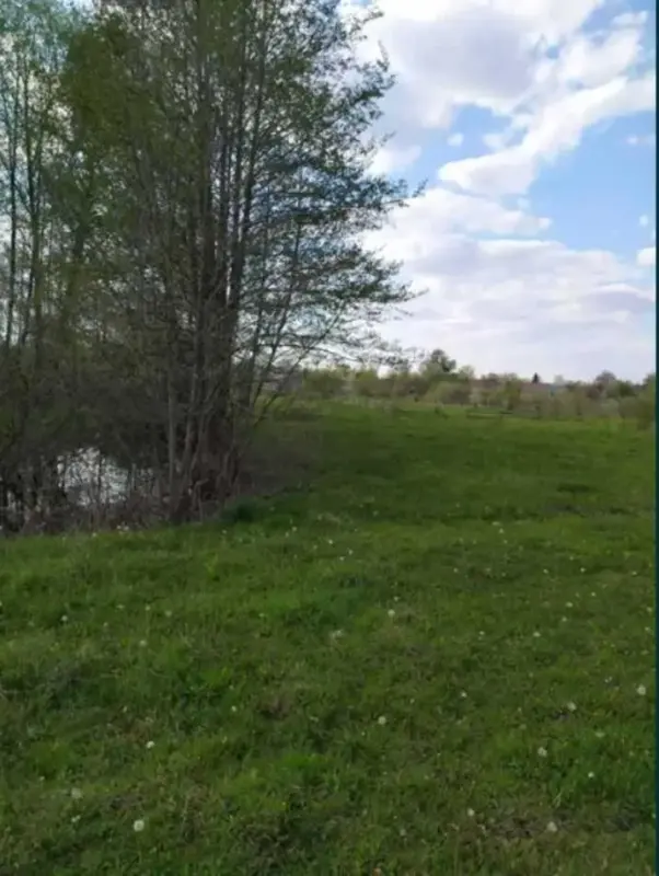 У продажу земельна ділянка в с. Копили* Загальна пдоща 5сотих* Ділянка рівна та правильної прямокутної форми* Призначення- для ведення особистого селянського господарства* Під`їзд -асфальт* Комунікації поручТелефонуйте, відповім на додаткові питання та організую показ!