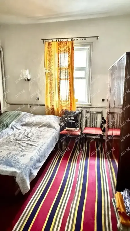 Продається окремий житловий будинок у селі Клюсівка Полтавського району.Будинок розташований у тихому населеному пункті, всього за 40 км від Полтави та за 5 км від Нових Санжар. Це хороший варіант для тих, хто шукає окреме житло з великою земельною ділянкою, господарськими будівлями та можливістю вести господарство.Загальна площа будинку - 67,6 кв.м. Будинок має чотири кімнати, з яких три окремі та одна прохідна. Завдяки трьом окремим кімнатам кожен член родини матиме власний особистий простір. Це зручний варіант для сім’ї з дітьми, де кожному потрібна окрема кімната.Стан будинку житловий, що дозволяє використовувати його для проживання без необхідності проведення термінового капітального ремонту.Будинок 1980 року побудови. Стіни саманні, обкладені білою цеглою. Тріщин немає. Фундамент виконаний із цегли та щебеню.Комунікації:• електроенергія підключена;• вода заведена до будинку зі свердловини глибиною 13 метрів;• на території є вигрібна яма;• центральне водопостачання проходить по межі земельної ділянки;• газова мережа підведена, газ раніше використовувався, але був відключений на період, коли будинок не використовувався. Для подальшого користування необхідно здійснити повторне підключення.Туалет розташований на вулиці. Також на території облаштований літній душ.Земельна ділянка площею 19 соток. Кадастровий номер є в наявності. Велика площа ділянки дозволяє облаштувати город, сад, зону відпочинку або вести особисте господарство.На території домоволодіння розташовані господарські будівлі:* сараї;* літня кухня, яка не газифікована;* вхідний погріб.Територія огороджена дерев’яним парканом, сіткою рабіцею та має залізні ворота.Під’їзд до будинку зручний. Основна дорога асфальтована, приблизно 50 метрів до домоволодіння - ґрунтова дорога. Поряд проживають сусіди.Транспортне сполучення зручне для сільської місцевості - автобус курсує три рази на день. Відстань до Нових Санжар, де є магазини, супермаркети та необхідна інфраструктура, становить близько 5 км. Дітей до школи та дитячого садка возить шкільний автобус.Будинок підійде для постійного проживання, використання як дачі або заміського будинку. Велика земельна ділянка та наявність господарських споруд також створюють можливості для ведення власного господарства.Телефонуйте для отримання додаткової інформації та організації перегляду.