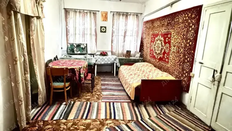 Продається окремий житловий будинок у селі Клюсівка Полтавського району.Будинок розташований у тихому населеному пункті, всього за 40 км від Полтави та за 5 км від Нових Санжар. Це хороший варіант для тих, хто шукає окреме житло з великою земельною ділянкою, господарськими будівлями та можливістю вести господарство.Загальна площа будинку - 67,6 кв.м. Будинок має чотири кімнати, з яких три окремі та одна прохідна. Завдяки трьом окремим кімнатам кожен член родини матиме власний особистий простір. Це зручний варіант для сім’ї з дітьми, де кожному потрібна окрема кімната.Стан будинку житловий, що дозволяє використовувати його для проживання без необхідності проведення термінового капітального ремонту.Будинок 1980 року побудови. Стіни саманні, обкладені білою цеглою. Тріщин немає. Фундамент виконаний із цегли та щебеню.Комунікації:• електроенергія підключена;• вода заведена до будинку зі свердловини глибиною 13 метрів;• на території є вигрібна яма;• центральне водопостачання проходить по межі земельної ділянки;• газова мережа підведена, газ раніше використовувався, але був відключений на період, коли будинок не використовувався. Для подальшого користування необхідно здійснити повторне підключення.Туалет розташований на вулиці. Також на території облаштований літній душ.Земельна ділянка площею 19 соток. Кадастровий номер є в наявності. Велика площа ділянки дозволяє облаштувати город, сад, зону відпочинку або вести особисте господарство.На території домоволодіння розташовані господарські будівлі:* сараї;* літня кухня, яка не газифікована;* вхідний погріб.Територія огороджена дерев’яним парканом, сіткою рабіцею та має залізні ворота.Під’їзд до будинку зручний. Основна дорога асфальтована, приблизно 50 метрів до домоволодіння - ґрунтова дорога. Поряд проживають сусіди.Транспортне сполучення зручне для сільської місцевості - автобус курсує три рази на день. Відстань до Нових Санжар, де є магазини, супермаркети та необхідна інфраструктура, становить близько 5 км. Дітей до школи та дитячого садка возить шкільний автобус.Будинок підійде для постійного проживання, використання як дачі або заміського будинку. Велика земельна ділянка та наявність господарських споруд також створюють можливості для ведення власного господарства.Телефонуйте для отримання додаткової інформації та організації перегляду.