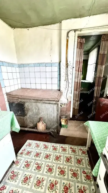 Продається окремий житловий будинок у селі Клюсівка Полтавського району.Будинок розташований у тихому населеному пункті, всього за 40 км від Полтави та за 5 км від Нових Санжар. Це хороший варіант для тих, хто шукає окреме житло з великою земельною ділянкою, господарськими будівлями та можливістю вести господарство.Загальна площа будинку - 67,6 кв.м. Будинок має чотири кімнати, з яких три окремі та одна прохідна. Завдяки трьом окремим кімнатам кожен член родини матиме власний особистий простір. Це зручний варіант для сім’ї з дітьми, де кожному потрібна окрема кімната.Стан будинку житловий, що дозволяє використовувати його для проживання без необхідності проведення термінового капітального ремонту.Будинок 1980 року побудови. Стіни саманні, обкладені білою цеглою. Тріщин немає. Фундамент виконаний із цегли та щебеню.Комунікації:• електроенергія підключена;• вода заведена до будинку зі свердловини глибиною 13 метрів;• на території є вигрібна яма;• центральне водопостачання проходить по межі земельної ділянки;• газова мережа підведена, газ раніше використовувався, але був відключений на період, коли будинок не використовувався. Для подальшого користування необхідно здійснити повторне підключення.Туалет розташований на вулиці. Також на території облаштований літній душ.Земельна ділянка площею 19 соток. Кадастровий номер є в наявності. Велика площа ділянки дозволяє облаштувати город, сад, зону відпочинку або вести особисте господарство.На території домоволодіння розташовані господарські будівлі:* сараї;* літня кухня, яка не газифікована;* вхідний погріб.Територія огороджена дерев’яним парканом, сіткою рабіцею та має залізні ворота.Під’їзд до будинку зручний. Основна дорога асфальтована, приблизно 50 метрів до домоволодіння - ґрунтова дорога. Поряд проживають сусіди.Транспортне сполучення зручне для сільської місцевості - автобус курсує три рази на день. Відстань до Нових Санжар, де є магазини, супермаркети та необхідна інфраструктура, становить близько 5 км. Дітей до школи та дитячого садка возить шкільний автобус.Будинок підійде для постійного проживання, використання як дачі або заміського будинку. Велика земельна ділянка та наявність господарських споруд також створюють можливості для ведення власного господарства.Телефонуйте для отримання додаткової інформації та організації перегляду.