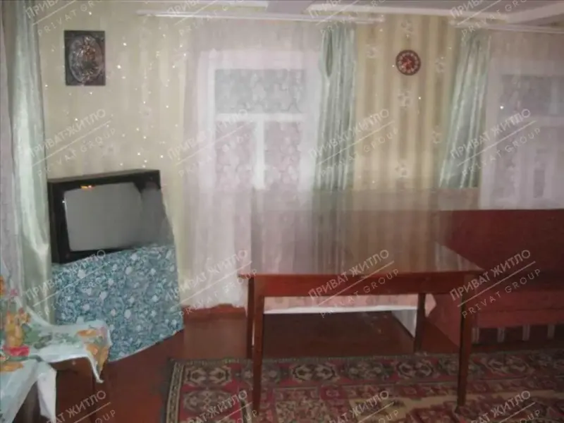 Здається будинок в центральній частині міста. Оренда на короткий термін 2-3 місяці.2 кімнати ( 25 м2 + 12 м2)Центр міста близько, власний двір і місце для авто - усе необхідне для комфортного проживанняДуш, гаряча вода та туалет у будинкуЄ меблі та побутова технікаХороший житловий стан, металопластикові вікнаПеревага військовим ( 2 - 3 чоловіка).Оплата: 1 + останній місяць, 50 % послуги АН.