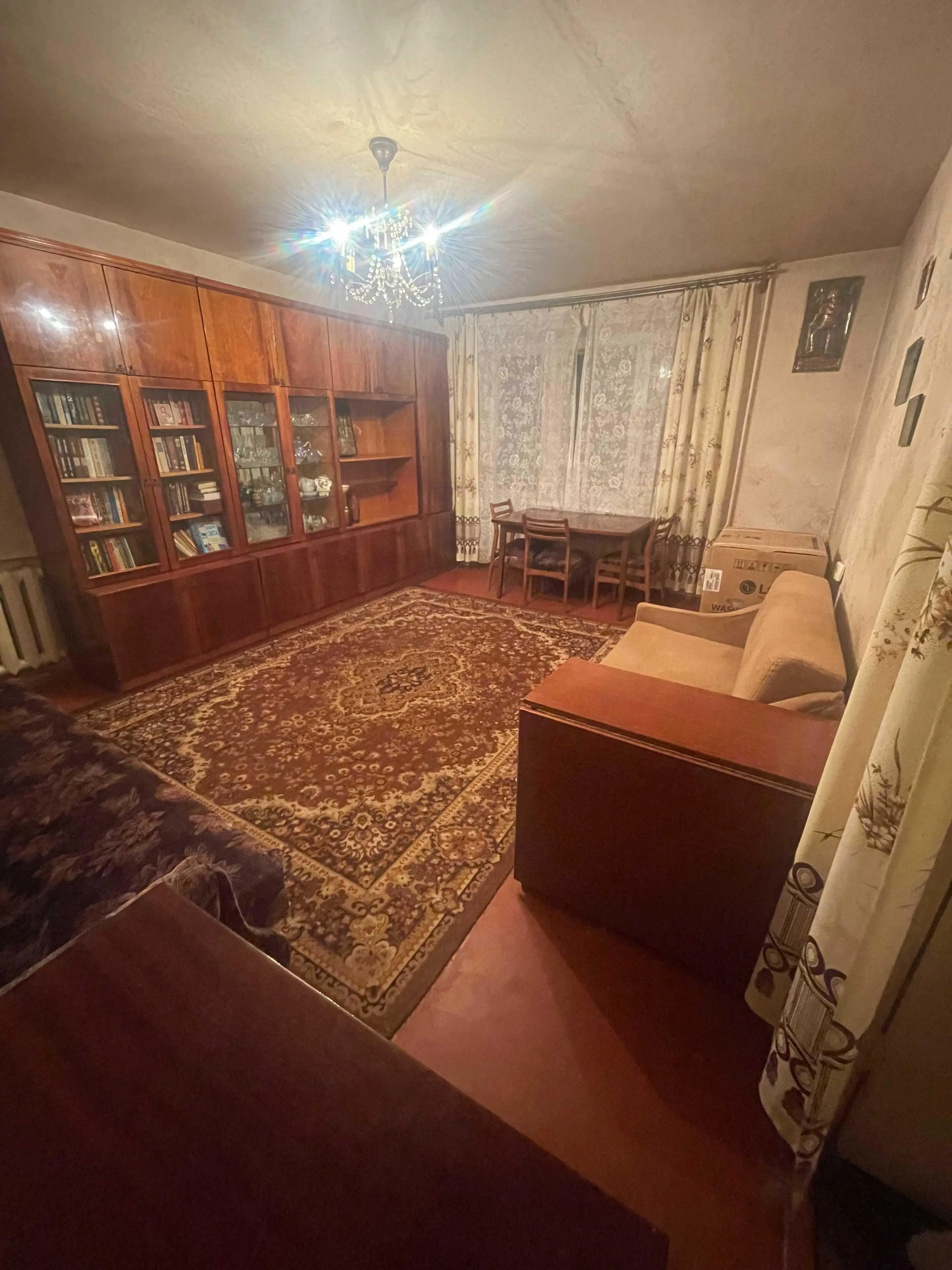 Квартира · 4+ кімнати