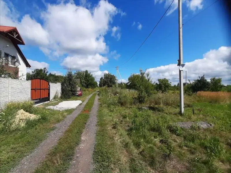 В продажі розкішна  земельна ділянка в Рибцях! - 15 соток. Призначення під забудову (25 на 60 метрів).-  Розташована у мальовничому, екологічно чистому куточку, серед пагорбів, ярів та озер. - Ідеально рівна, прямокутна, що дасть змогу втілити ваші мрії у життя з приводу побудови власної оселі.- Ділянка приватизована, документи свіжі, у наявності кадастровий номер.- Поряд житлові забудови, приємні привітні сусіди.- Нова електрична мережа на 50 кВт, новий трансформатор - Колодязь із водою-на ділянці, газ-200метрів.- Асфальтна дорога-300м, до самої ділянки-насипна.- До зупинки міського транспорту 10 хвилин.- Також у доступності школа, дитячий майданчик, магазини, відділення пошти-5-7хвилин їзди на транспорті.-  Поряд (300 м) озера, із зоною для відпочинку або риболовлі. Телефонуйте та домовляйтеся на показ!