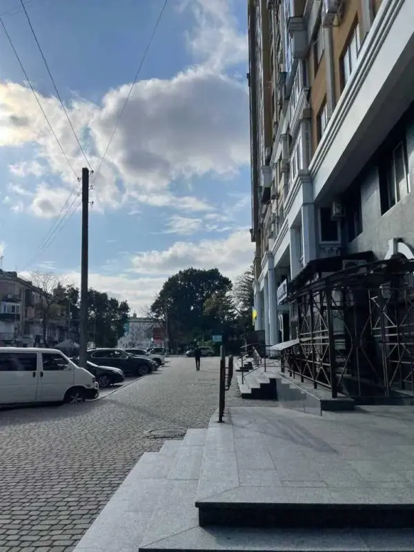 У продажу є унікальна дворівнева квартира в центральній частині м. Полтава.* Цегляний теплий будинок, закрита територія.* Квартира розташована на 5 та 6 поверхах.* Загальна площа - 205 кв.м, 5 окремих кімнат, простора кухня, два санвузли.* Встановлено італійський котел Vaillant та радіатори по всіх кімнатах.* У квартирі виконаний якісний ремонт із використанням сучасних матеріалів. Залишається тільки наповнити квартиру меблями.* Є балкон та лоджія, з яких відкривається гарний вигляд.Звертайтесь! Більше інформації за телефоном.