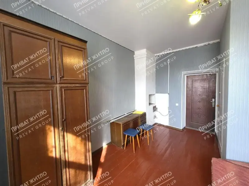 Продаж квартири в приватному секторі за переїздом* Загальна площа 21м2,* Площа кімнати 17,7м2;* Санвузол 3м2, є місце під пральну машину;* Кухня спільна в коридорі з сусідом;* Є можливість добудуватися поруч з будинком!Додаткова інформація та записи на перегляд за номером телефону!