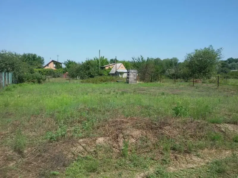 Продається приватизована земельна ділянка в дачному кооперативі* Загальна площа &nbsp;- 6 соток , ділянка правильної прямокутної форми* Є кадастроваий номер та присвоєна адреса* Поряд сосновий та змішаний ліс, до річки 700 м* Тихе затишне місце, порядні сусіди* Дачний кооператив обжитий та має відеоспостереженням* Гарне транспортне сполучення з містомТелефонуйте та записуйтесь на перегляд!