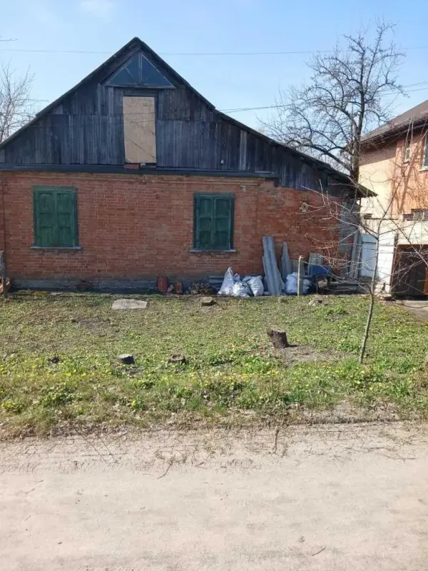 У продажу частина будинку на Подолі:-загальна площа 70 м.кв.-під капітальний ремонт-газ , вода в будинку-двір загальний, який можна відокремитиКомфортнішої локації для проживання ви не знайдете.Пору зупинка міського транспорту, АТБ, міський пляж.Не витрачайте свій час на пошуки, телефонуйте!