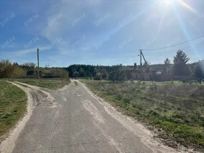 В продаж пропонуємо земельну ділянку в Микильському!Якщо Ви шукали екологічно чисту земельу ділянку - Ви її знайшли!* Загальна площа земельної ділянки 22 сотки* Цільове призначення - для будівництва та обслуговування житлового будинку* Електрика на ділянці, поряд житлові будинки * Під"їзд з асфальту 15 м по грунтовій дорозі* Земельна ділянка приватизована та має кадастровий номерТелефонуйте, відповім на додаткові питання та організую показ!
