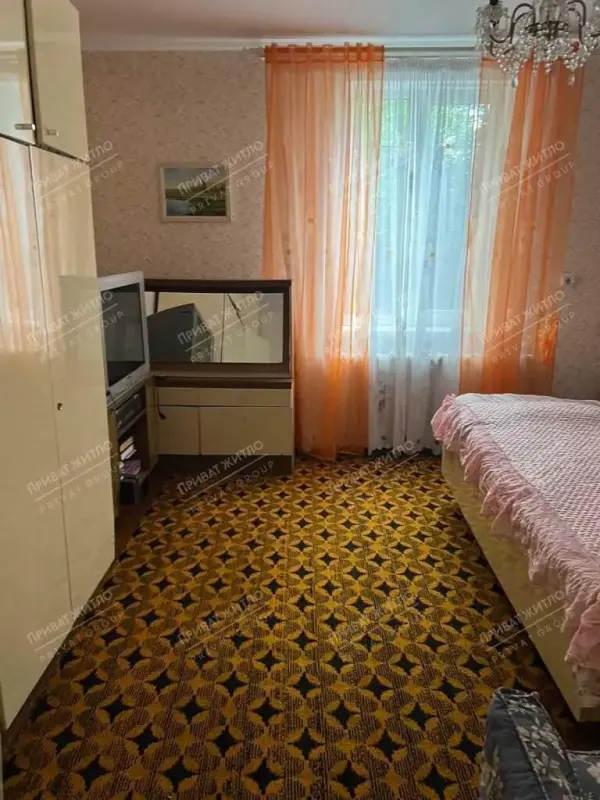 Преміальна заміська садиба під Полтавою - будинок, у який закохуєшся з першого погляду. Усього 10 хвилин від Полтави- і ви опиняєтесь у світі тиші, чистого повітря та справжнього заміського затишку. Тут немає міського шуму. Лише спів пташок, світанки над зеленими пагорбами та атмосфера спокою, якої сьогодні так не вистачає. Пропоную до продажу доглянутий будинок 2014 року побудоби, створений для комфортного життя та щасливих сімейних моментів. Територія - як із європейського  журналу або казкової книги. Кожен куточок садиби продуманий та доглянутий з любов"ю.Ландшафтний дизайн, доріжки викладені плиткою. Елітні фруктові дерева- яблуні, різні сорти черешень та вишень, алича та інші плодові дерева. Велика кількість квітів та зелені. Альтанка для сімейних вечорів, гойдалка та затишні зони відпочинку.Вуличне освітлення по всій території. Окремо передбачена земельна діянка під город - для тих, хто цінує власні овочі та зелень або за вашим бажанням під нову забудову.На території також розташовані: нова господарська будівля, яку легко облаштувати під сауну, лазню майстерню або гостьовий простір. Капітальний погріб, великий, сухий - в реаліях сьогодення він необхідний. Інтер"єр будинку - це поєднання затишку, функціональності та домашнього тепла. Продумане планування, три окремі кімнати, простора кімната - 35м2 - ідеальний простір для спортзалу, більярдної, домашнього кінотеатру чи творчої студії (на даний час  під косметичний ремонт) Окрема окраса будинку - кухня у стилі прованс із панорамним видом на природу. Саме тут хочеться починати ранок із чашкою кави, спостерігати за сходом сонця та слухаючи спів пташок. Для кого цей будинок?Для родини, яка шукає не просто нерухомість, а місце для життя душею. Для батьків, які люблять сад, тишу та природу. Для дітей та онуків, які із задоволенням приїжджатимуть до будинку  у будь-яку пору року. Цей будинок має особливу атмосферу - її неможливо передати фото, її потрібно відчути особисто. Телефонуйте та домовляйтесть про перегляд.Такі будинки рідко з"являються у продажу.