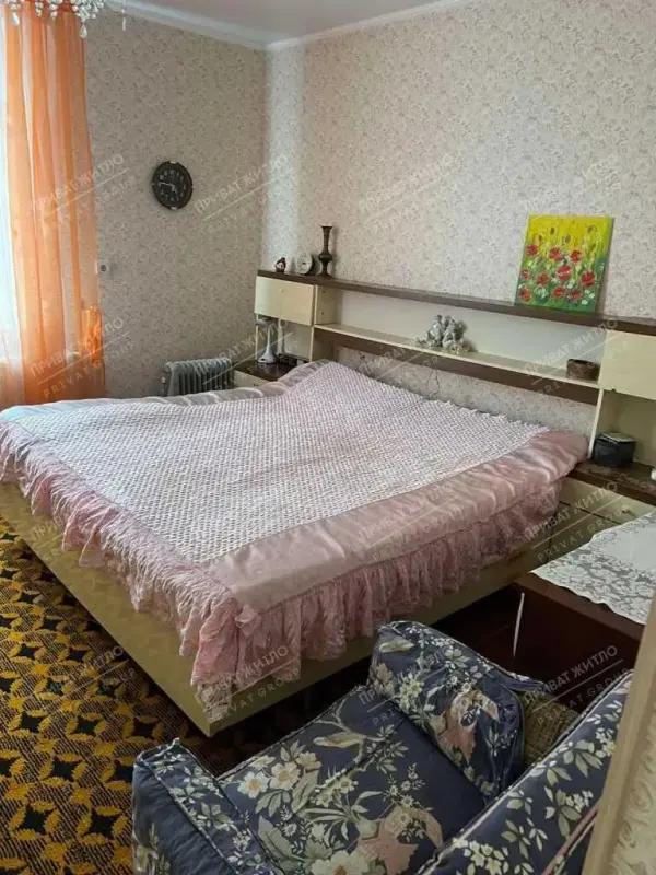 Преміальна заміська садиба під Полтавою - будинок, у який закохуєшся з першого погляду. Усього 10 хвилин від Полтави- і ви опиняєтесь у світі тиші, чистого повітря та справжнього заміського затишку. Тут немає міського шуму. Лише спів пташок, світанки над зеленими пагорбами та атмосфера спокою, якої сьогодні так не вистачає. Пропоную до продажу доглянутий будинок 2014 року побудоби, створений для комфортного життя та щасливих сімейних моментів. Територія - як із європейського  журналу або казкової книги. Кожен куточок садиби продуманий та доглянутий з любов"ю.Ландшафтний дизайн, доріжки викладені плиткою. Елітні фруктові дерева- яблуні, різні сорти черешень та вишень, алича та інші плодові дерева. Велика кількість квітів та зелені. Альтанка для сімейних вечорів, гойдалка та затишні зони відпочинку.Вуличне освітлення по всій території. Окремо передбачена земельна діянка під город - для тих, хто цінує власні овочі та зелень або за вашим бажанням під нову забудову.На території також розташовані: нова господарська будівля, яку легко облаштувати під сауну, лазню майстерню або гостьовий простір. Капітальний погріб, великий, сухий - в реаліях сьогодення він необхідний. Інтер"єр будинку - це поєднання затишку, функціональності та домашнього тепла. Продумане планування, три окремі кімнати, простора кімната - 35м2 - ідеальний простір для спортзалу, більярдної, домашнього кінотеатру чи творчої студії (на даний час  під косметичний ремонт) Окрема окраса будинку - кухня у стилі прованс із панорамним видом на природу. Саме тут хочеться починати ранок із чашкою кави, спостерігати за сходом сонця та слухаючи спів пташок. Для кого цей будинок?Для родини, яка шукає не просто нерухомість, а місце для життя душею. Для батьків, які люблять сад, тишу та природу. Для дітей та онуків, які із задоволенням приїжджатимуть до будинку  у будь-яку пору року. Цей будинок має особливу атмосферу - її неможливо передати фото, її потрібно відчути особисто. Телефонуйте та домовляйтесть про перегляд.Такі будинки рідко з"являються у продажу.