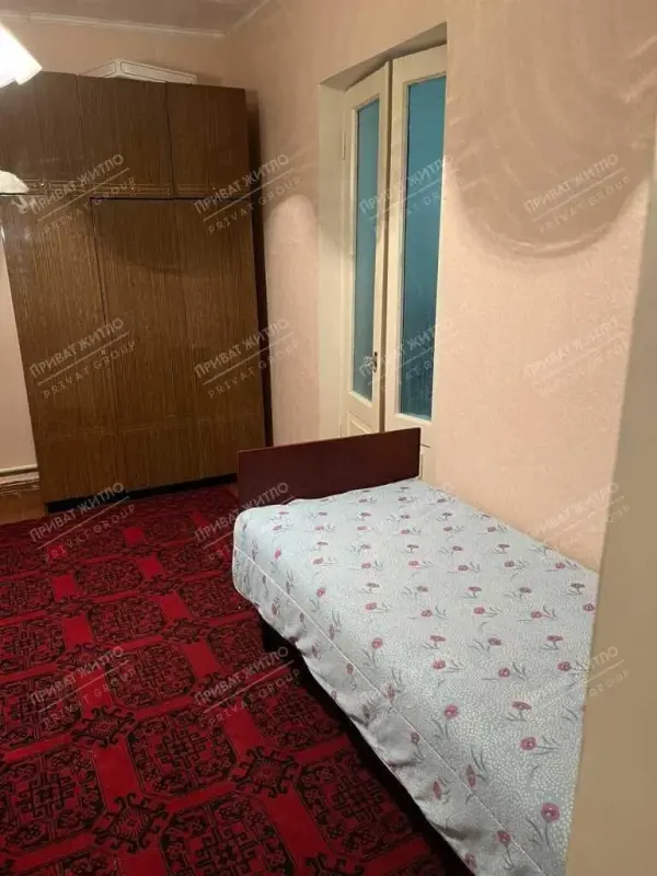 Преміальна заміська садиба під Полтавою - будинок, у який закохуєшся з першого погляду. Усього 10 хвилин від Полтави- і ви опиняєтесь у світі тиші, чистого повітря та справжнього заміського затишку. Тут немає міського шуму. Лише спів пташок, світанки над зеленими пагорбами та атмосфера спокою, якої сьогодні так не вистачає. Пропоную до продажу доглянутий будинок 2014 року побудоби, створений для комфортного життя та щасливих сімейних моментів. Територія - як із європейського  журналу або казкової книги. Кожен куточок садиби продуманий та доглянутий з любов"ю.Ландшафтний дизайн, доріжки викладені плиткою. Елітні фруктові дерева- яблуні, різні сорти черешень та вишень, алича та інші плодові дерева. Велика кількість квітів та зелені. Альтанка для сімейних вечорів, гойдалка та затишні зони відпочинку.Вуличне освітлення по всій території. Окремо передбачена земельна діянка під город - для тих, хто цінує власні овочі та зелень або за вашим бажанням під нову забудову.На території також розташовані: нова господарська будівля, яку легко облаштувати під сауну, лазню майстерню або гостьовий простір. Капітальний погріб, великий, сухий - в реаліях сьогодення він необхідний. Інтер"єр будинку - це поєднання затишку, функціональності та домашнього тепла. Продумане планування, три окремі кімнати, простора кімната - 35м2 - ідеальний простір для спортзалу, більярдної, домашнього кінотеатру чи творчої студії (на даний час  під косметичний ремонт) Окрема окраса будинку - кухня у стилі прованс із панорамним видом на природу. Саме тут хочеться починати ранок із чашкою кави, спостерігати за сходом сонця та слухаючи спів пташок. Для кого цей будинок?Для родини, яка шукає не просто нерухомість, а місце для життя душею. Для батьків, які люблять сад, тишу та природу. Для дітей та онуків, які із задоволенням приїжджатимуть до будинку  у будь-яку пору року. Цей будинок має особливу атмосферу - її неможливо передати фото, її потрібно відчути особисто. Телефонуйте та домовляйтесть про перегляд.Такі будинки рідко з"являються у продажу.