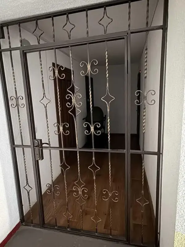 Квартира з автономним опаленням на Огнівці.Міцний та теплий цегляний будинок 2019 року забудови.Середній 6 поверх, новий ліфт.Встановлений 2 контурний котел, що заощадить кошти в опалювальний сезон.2 кондиціонера подарують комфорт в спекотні дні.Виконаний сучасний ремонт, ніхто не проживав.Встановлений відеодомофон.Нова техніка іде в подарунок новим власникам.Поряд магазини, супермаркет, аптека, зупинка транспорту.Телефонуйте та домовляйтеся на показ!