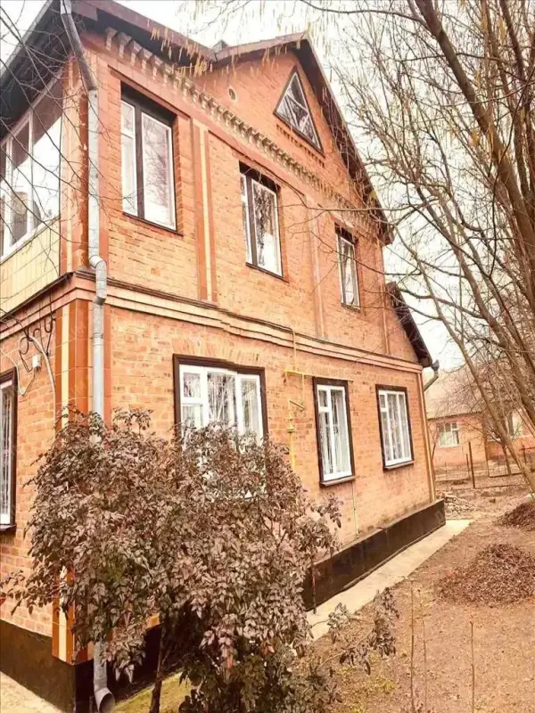 У продажу двох поверховий будинок за 5 км від м.Полтава.Супрунівка – це комфортне для проживання місце. У селі є школа, дитячий садок, амбулаторія, продуктові та господарські магазини.Зручне автомобільне сполучення.Будинок розташований у центрі села на рівній ділянці площею 0,16 га.Цегляний будинок обудований у 1995 році. Перекриття з/бетонні.Загальна площа будинку – 211,8 кв.м, житлова -124,9 кв.м.На першому поверсі знаходяться - 4 кімнати, кухня 13,8 кв.м та санвузол 4,7 кв.м.На другому поверсі окремий вхід.Три кімнати, кухня 11.2 кв м, санвузол 2.8 кв.м, застеклена веранада.- Опалення – встановлений двухконтурний газовий котел.- Водопостачання у будинку від міської мережі.На території є літня кухня, гараж, сарай, льох, госп. будівлі.Під`їзд до будинку асфальтований.Більше інформації за телефоном. Звертайтесь!
