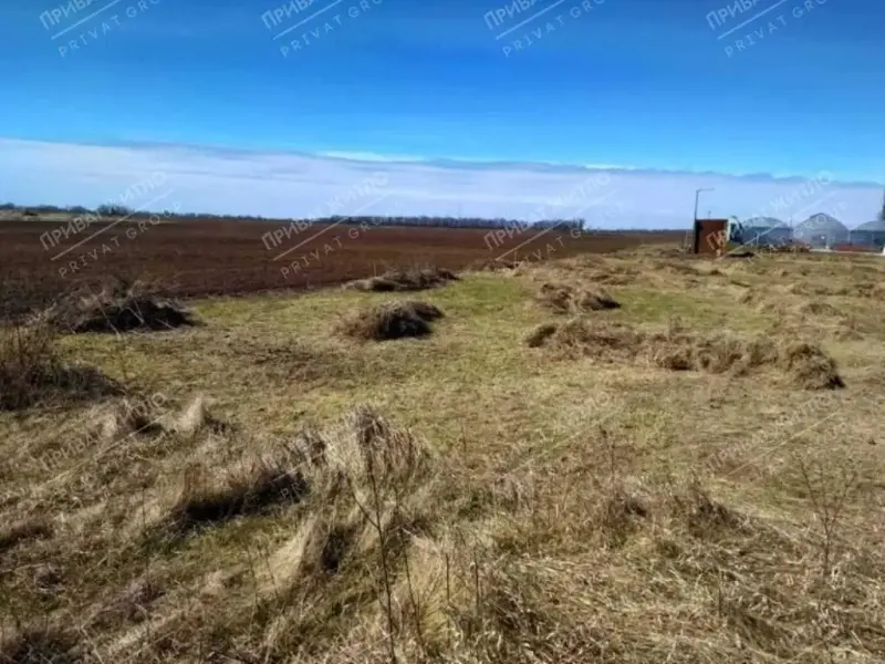 Для тих хто підшукує велику ділянку, з гарним розташуванням!Чудова пропозиція площею 53 сотки! З прямим з`їздом на ділянку з траси Київ - Харків, район Яр!Земля сільськогосподарського призначення! Гарна видимість з траси, зручність для логістики, та близкість від міста! Характеристики, які дадуть новому власнику широкий вибір можливостей для використання ділянки!Тож телефонуйте для отримання більш детальної інформації, або запису на перегляд!