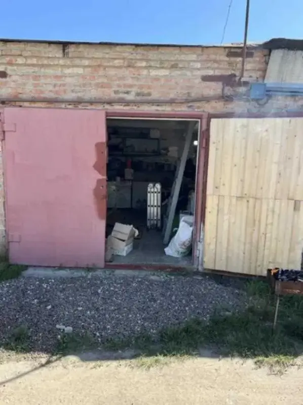 У продаж пропонуємо гараж в гаражному кооперативі на вул. Серьогіна* Загальна площа 25 кв.м* Утеплений та має житловий гарний стан* Є електрика, оглядова ямаДокументи готові до продажу!Телефонуйте, відповім на додаткові питання та організую показ!