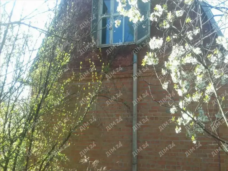 В продажу дача в Машівському районі.Капітальна двоповерхова споруда 1990 року забудови.На 1 поверсі кімната, кухня.На 2 поверсі простора кімна з якої відкривається чудовий вид на озеро Тагамлик.Опалення пічне.Окремий двір 9 соток.Документи є на будинок і на землю.В пішому доступі зупинка автобуса та ж/д.Телефонуйте та домовляйтеся на показ!