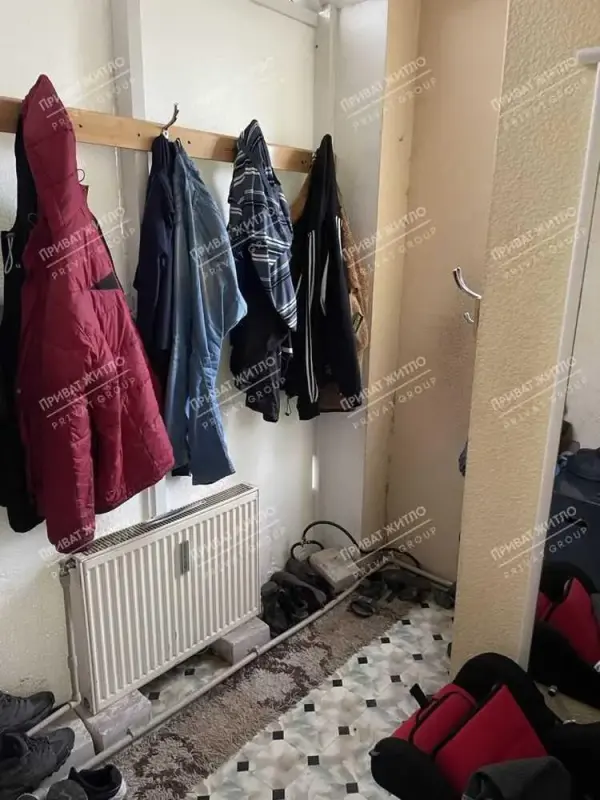 Пропонуємо двоповерхову будівлю з окремим входом загальною площею 184,1 кв. м. Приміщення має косметичний ремонт в кабінетах, що забезпечує готовність до негайного використання.Опис приміщення:Перший поверх: кімната, сходи.Другий поверх: хол, роздягальня, 7 кімнат, санвузол з душовою.Інфраструктура та зручності:Підключений інтернет.Центральне водопостачання та каналізація.Гаряча вода - бойлер.Система сигналізації, підключена до пульту охорони.Зручний під’їзд та паркування.Це ідеальне місце для розміщення вашого бізнесу, з легким доступом та всіма необхідними умовами для комфортної роботи.За додатковою інформацією та для перегляду, будь ласка, звертайтесь за номером