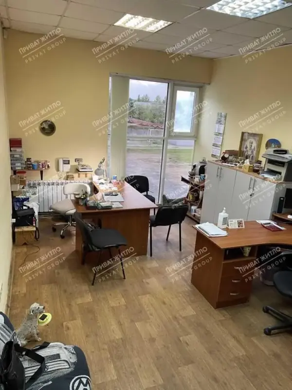 Пропонуємо двоповерхову будівлю з окремим входом загальною площею 184,1 кв. м. Приміщення має косметичний ремонт в кабінетах, що забезпечує готовність до негайного використання.Опис приміщення:Перший поверх: кімната, сходи.Другий поверх: хол, роздягальня, 7 кімнат, санвузол з душовою.Інфраструктура та зручності:Підключений інтернет.Центральне водопостачання та каналізація.Гаряча вода - бойлер.Система сигналізації, підключена до пульту охорони.Зручний під’їзд та паркування.Це ідеальне місце для розміщення вашого бізнесу, з легким доступом та всіма необхідними умовами для комфортної роботи.За додатковою інформацією та для перегляду, будь ласка, звертайтесь за номером