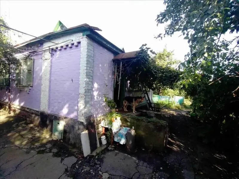 У продажу чудова ділянка землі з житловим будиночком.Будинок старий, але газифікований, частково поміняні вікна.На ділянці залитий міцний фундамент на новий будинок.Рівна ділянка 15 соток, також окремо земля 16 соток під сільське господарство.Все приватизовано, у дворі колодязь із насосом.Ділянки огороджені.Дуже гарне та тихе місце.Телефонуйте і ми влаштуємо показ у будь-який зручний для вас час!
