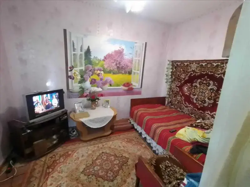 У продажу чудова ділянка землі з житловим будиночком.Будинок старий, але газифікований, частково поміняні вікна.На ділянці залитий міцний фундамент на новий будинок.Рівна ділянка 15 соток, також окремо земля 16 соток під сільське господарство.Все приватизовано, у дворі колодязь із насосом.Ділянки огороджені.Дуже гарне та тихе місце.Телефонуйте і ми влаштуємо показ у будь-який зручний для вас час!