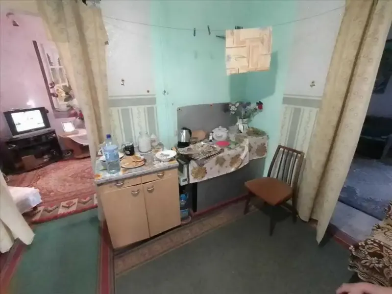 У продажу чудова ділянка землі з житловим будиночком.Будинок старий, але газифікований, частково поміняні вікна.На ділянці залитий міцний фундамент на новий будинок.Рівна ділянка 15 соток, також окремо земля 16 соток під сільське господарство.Все приватизовано, у дворі колодязь із насосом.Ділянки огороджені.Дуже гарне та тихе місце.Телефонуйте і ми влаштуємо показ у будь-який зручний для вас час!