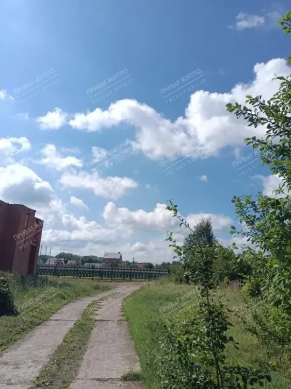 Село Нижні Млини - улюблене місце відпочинку багатьох мешканців Полтави.Місток, дамба, природа навколо Ворскли і тиша - ось що вабить містян у це колоритне передмістя.Пропонуємо придбати земельну ділянку площею 10 соток.Розташовану в центрі села всього за 300 метрів від річки.На ділянці підключена електроенергія, встановлено лічильник, дозволена &nbsp;потужність споживання 15 кВт.Газ і водопостачання знаходяться &nbsp;поруч.Вам залишилося лише прийняти рішення про те, що ви хочете жити саме тут, насолоджуючись чудовими краєвидами і затишком сільського життя. `Телефонуйте, я знаю всі деталі продажу!