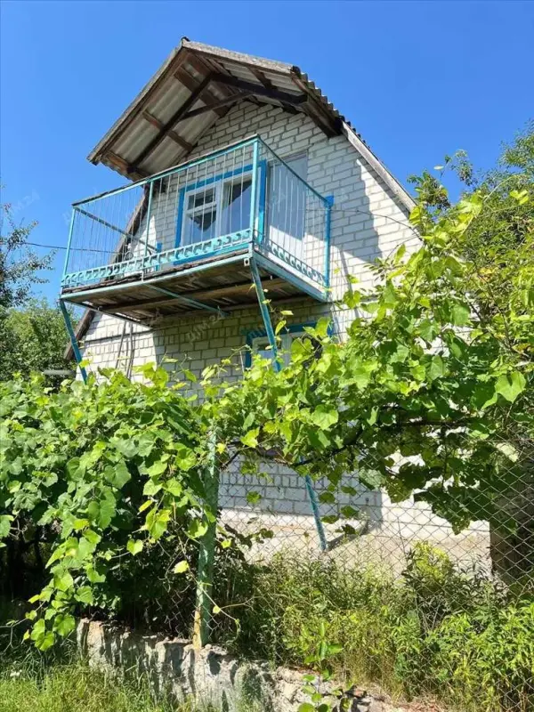 Продається затишний дачний будинок!Втомилися від міської метушні? Мрієте про відпочинок на природі у власному будинку? Тоді ця пропозиція саме для вас!* Загальна площа 60 кв.м* Дві кімнати на першому поверсі і одна на другому* Кімнати просторі, висота стелі 2,6. Залізні сходи на другий поверх. * Цегляний будинок 1990 року* З балкону відкривається мальовничий вид на природні ландшафи* Земельна ділянка 6 соток приватизована, має кадастровий номер. На ділянці є вода, підвал, сарай* Під``їзд грунтовий, поряд живуть сусідиДо річки 15 хв. Від міста на авто 20 хв. Транспорт ходить раз в годинуТелефонуйте, відповім на додаткові питання та організую показ!