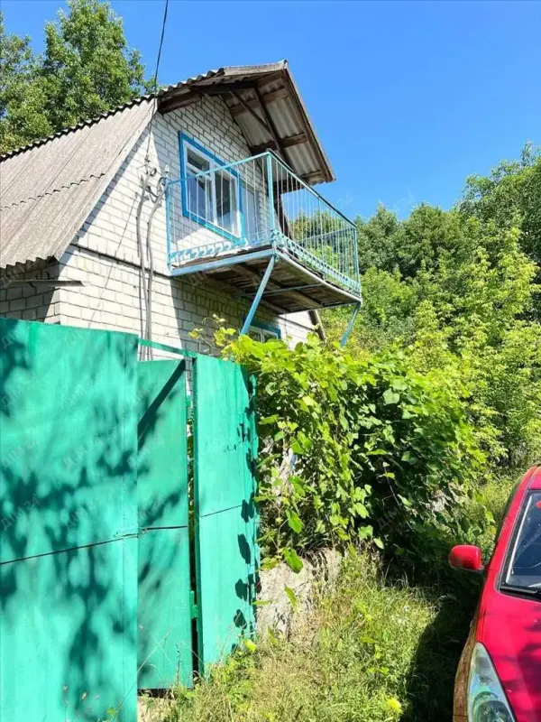 Продається затишний дачний будинок!Втомилися від міської метушні? Мрієте про відпочинок на природі у власному будинку? Тоді ця пропозиція саме для вас!* Загальна площа 60 кв.м* Дві кімнати на першому поверсі і одна на другому* Кімнати просторі, висота стелі 2,6. Залізні сходи на другий поверх. * Цегляний будинок 1990 року* З балкону відкривається мальовничий вид на природні ландшафи* Земельна ділянка 6 соток приватизована, має кадастровий номер. На ділянці є вода, підвал, сарай* Під``їзд грунтовий, поряд живуть сусідиДо річки 15 хв. Від міста на авто 20 хв. Транспорт ходить раз в годинуТелефонуйте, відповім на додаткові питання та організую показ!