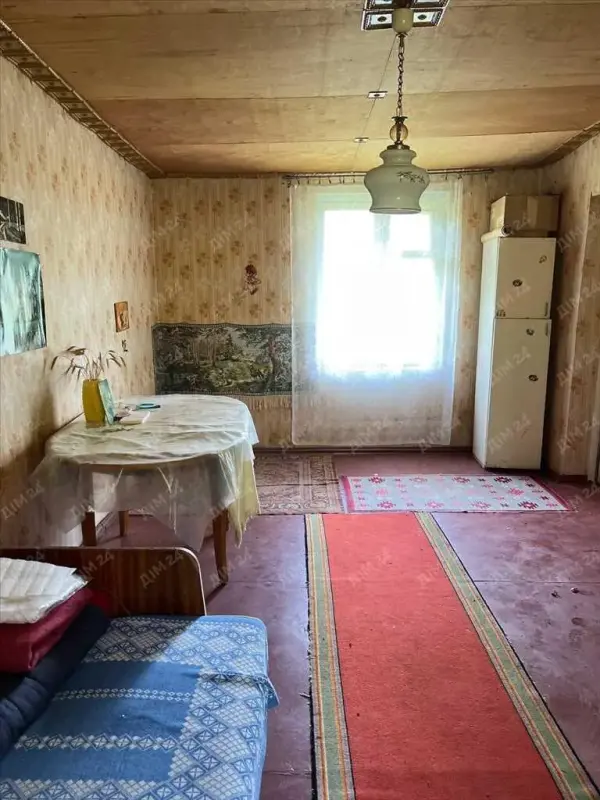 Продається затишний дачний будинок!Втомилися від міської метушні? Мрієте про відпочинок на природі у власному будинку? Тоді ця пропозиція саме для вас!* Загальна площа 60 кв.м* Дві кімнати на першому поверсі і одна на другому* Кімнати просторі, висота стелі 2,6. Залізні сходи на другий поверх. * Цегляний будинок 1990 року* З балкону відкривається мальовничий вид на природні ландшафи* Земельна ділянка 6 соток приватизована, має кадастровий номер. На ділянці є вода, підвал, сарай* Під``їзд грунтовий, поряд живуть сусідиДо річки 15 хв. Від міста на авто 20 хв. Транспорт ходить раз в годинуТелефонуйте, відповім на додаткові питання та організую показ!