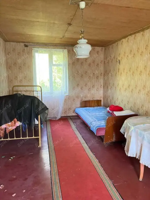 Продається затишний дачний будинок!Втомилися від міської метушні? Мрієте про відпочинок на природі у власному будинку? Тоді ця пропозиція саме для вас!* Загальна площа 60 кв.м* Дві кімнати на першому поверсі і одна на другому* Кімнати просторі, висота стелі 2,6. Залізні сходи на другий поверх. * Цегляний будинок 1990 року* З балкону відкривається мальовничий вид на природні ландшафи* Земельна ділянка 6 соток приватизована, має кадастровий номер. На ділянці є вода, підвал, сарай* Під``їзд грунтовий, поряд живуть сусідиДо річки 15 хв. Від міста на авто 20 хв. Транспорт ходить раз в годинуТелефонуйте, відповім на додаткові питання та організую показ!
