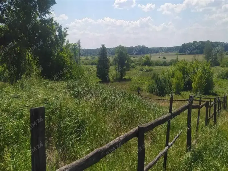 Продається земельна ділянка в с. Безручки.- Площа ділянки: 19 соток- На території армований фундамент під будинок 9х8 м- Фруктові дерева, що створюють затишну атмосферуОсобливості:- Зручний під`їзд: асфальтована дорога- Всього 3 хвилини до зупинки електричок та маршрутки, що забезпечує легкий доступ до містаЦя ділянка ідеально підійде для будівництва вашого майбутнього будинку в спокійному та затишному місці. Звертайтесь для отримання додаткової інформації та організації перегляду.