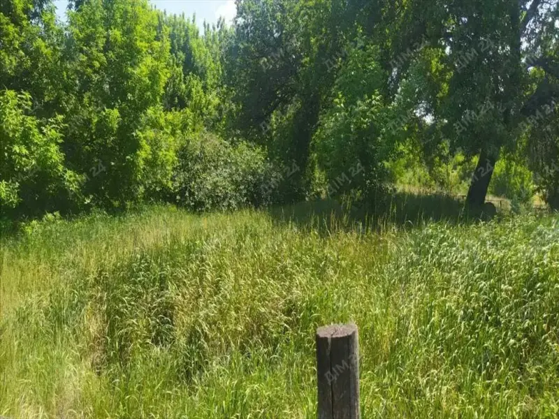 Продається земельна ділянка в с. Безручки.- Площа ділянки: 19 соток- На території армований фундамент під будинок 9х8 м- Фруктові дерева, що створюють затишну атмосферуОсобливості:- Зручний під`їзд: асфальтована дорога- Всього 3 хвилини до зупинки електричок та маршрутки, що забезпечує легкий доступ до містаЦя ділянка ідеально підійде для будівництва вашого майбутнього будинку в спокійному та затишному місці. Звертайтесь для отримання додаткової інформації та організації перегляду.