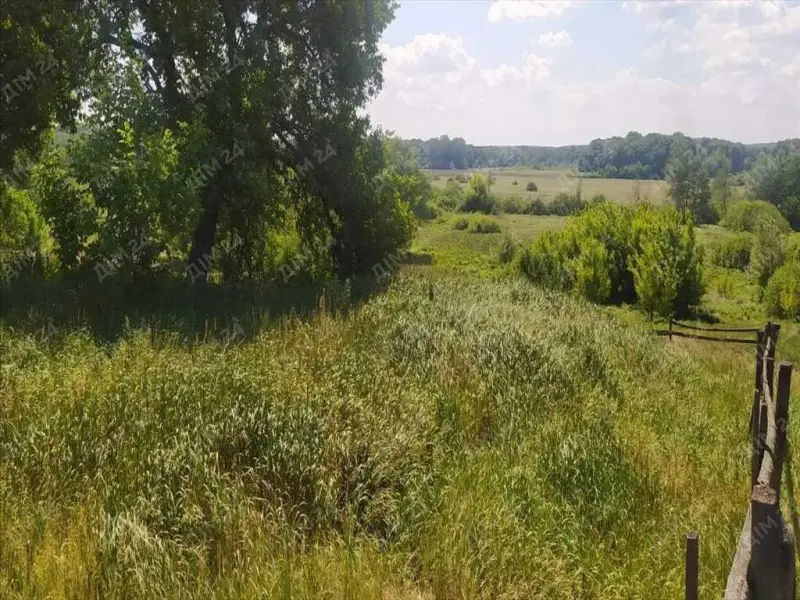 Продається земельна ділянка в с. Безручки.- Площа ділянки: 19 соток- На території армований фундамент під будинок 9х8 м- Фруктові дерева, що створюють затишну атмосферуОсобливості:- Зручний під`їзд: асфальтована дорога- Всього 3 хвилини до зупинки електричок та маршрутки, що забезпечує легкий доступ до містаЦя ділянка ідеально підійде для будівництва вашого майбутнього будинку в спокійному та затишному місці. Звертайтесь для отримання додаткової інформації та організації перегляду.