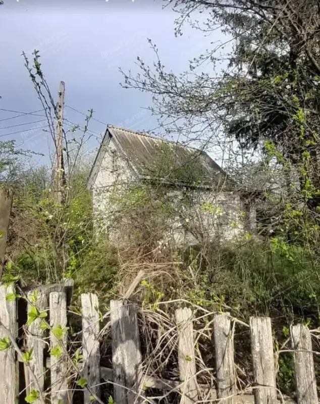 Продається земельна ділянка з будинком&nbsp;* Будинок загальною площею 40 м2 з двома кімнатами побудований 1980-х роках;* Стан будинку - потребує ремонту;* До будинку підведена електроенергія та наявна свердловина;* На земельній ділянці 6 соток посаджені фруктові дерева (яблуні) та є місце під невеликий город;* Локація - район Автоагрегатного заводу, в 5-ти хвилинах знаходиться зупинка громадського транспорту. Якщо вас зацікавила пропозиція, звертайтеся за телефоном.