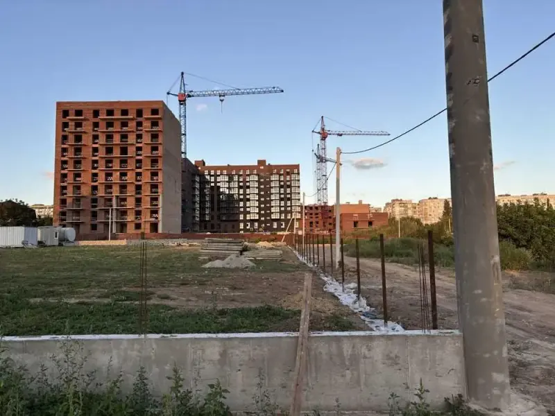 ЖК Стандарт — дім, де комфорт відчувається з порогу!-50 м² гармонії на 4-му поверсі  4-ї секції.- це не просто квартира — це баланс простору, світла і тиші, створений для тих, хто цінує якість у кожній деталі.- керамічна цегла, 82 см стін та індивідуальне газове опалення — стабільна температура цілий рік.- вікна Solar Sky Grey — фільтрують шум, пропускають тільки спокій.Закрита територія, дитячий майданчик, паркування — безпека і порядок по європейськи. Тут не потрібно “звикати” — тут одразу комфортно.ЖК «Стандарт». Не просто дім — стандарт твого рівня. Телефонуйте вже зараз!