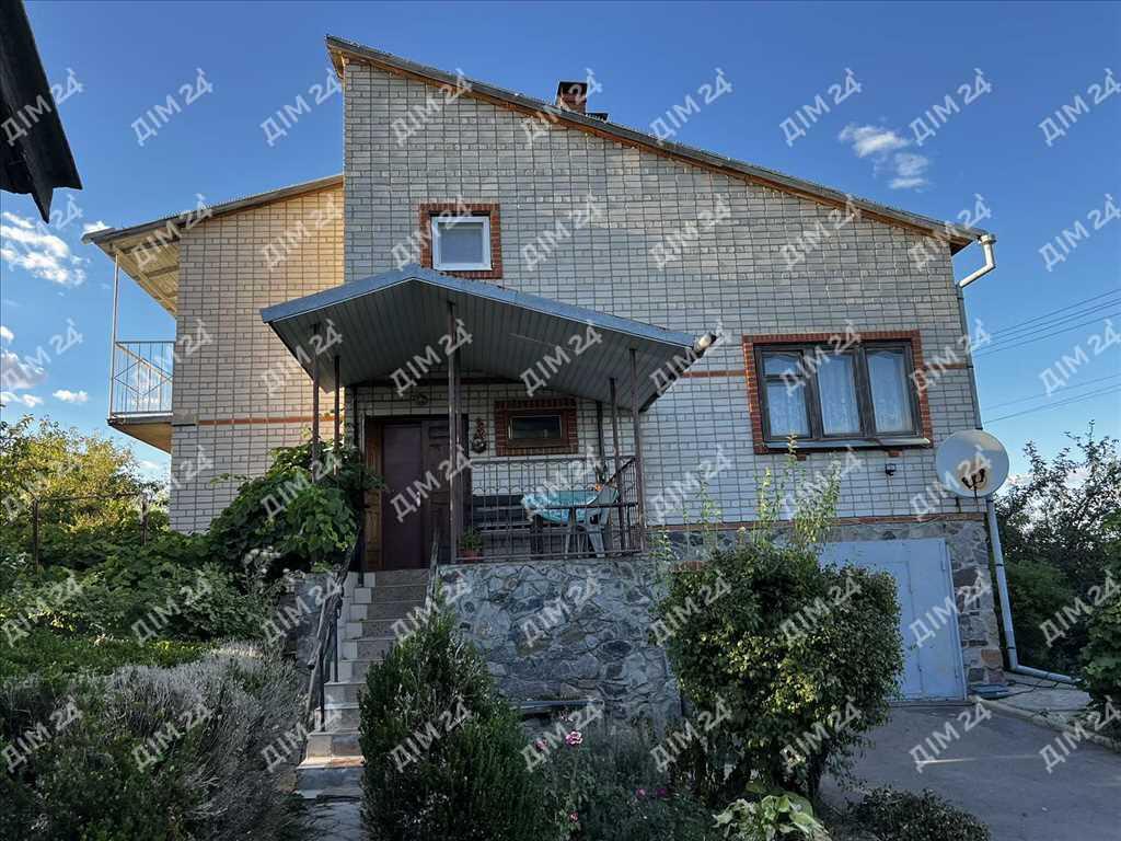Продається затишний двоповерховий будинок загальною площею 140 кв.м, розташований у розвиненому селі Мачухи, всього за 10 км від Полтави.У будинку — чотири окремі кімнати, простора кухня з місцем для приготування та прийому їжі, балкони, велике підвальне приміщення та гараж із зручним доступом із дому.Земельна ділянка — 20 соток, доглянута, з літньою кухнею, великою кількістю фруктових дерев і виноградом.Опалення та всі зручності підключені. Є чотири санвузли — два в будинку та два на вулиці.У селі є школа, дитячий садок, магазини, регулярне транспортне сполучення.Чудовий варіант для комфортного проживання неподалік від міста.Деталі за телефоном.